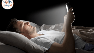 ماذا يقول العلم عن استخدام الهاتف قبل النوم؟